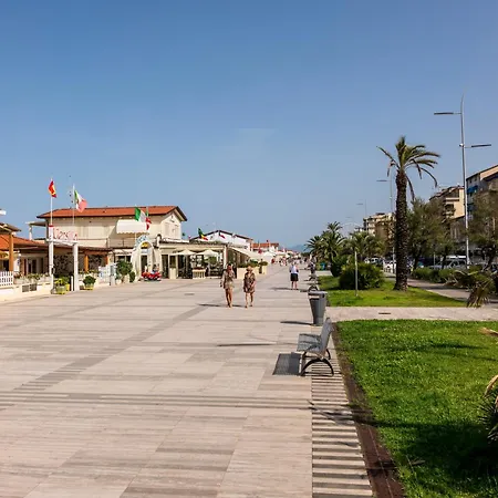 Versilia - Fronte Mare * Lido di Camaiore